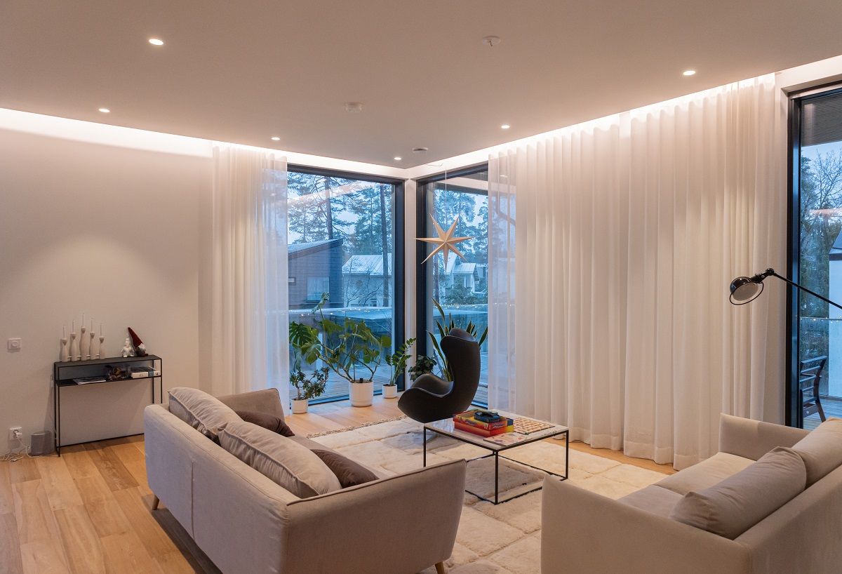 The elements of the living room lighting are indirect LED strip lighting, flush-mounted spots and floor lamps.